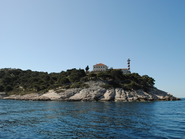 Der Leuchtturm der Insel Sestrica Vela, Beach resort BAIN - Žut, Kornati, Kroatien Kornati